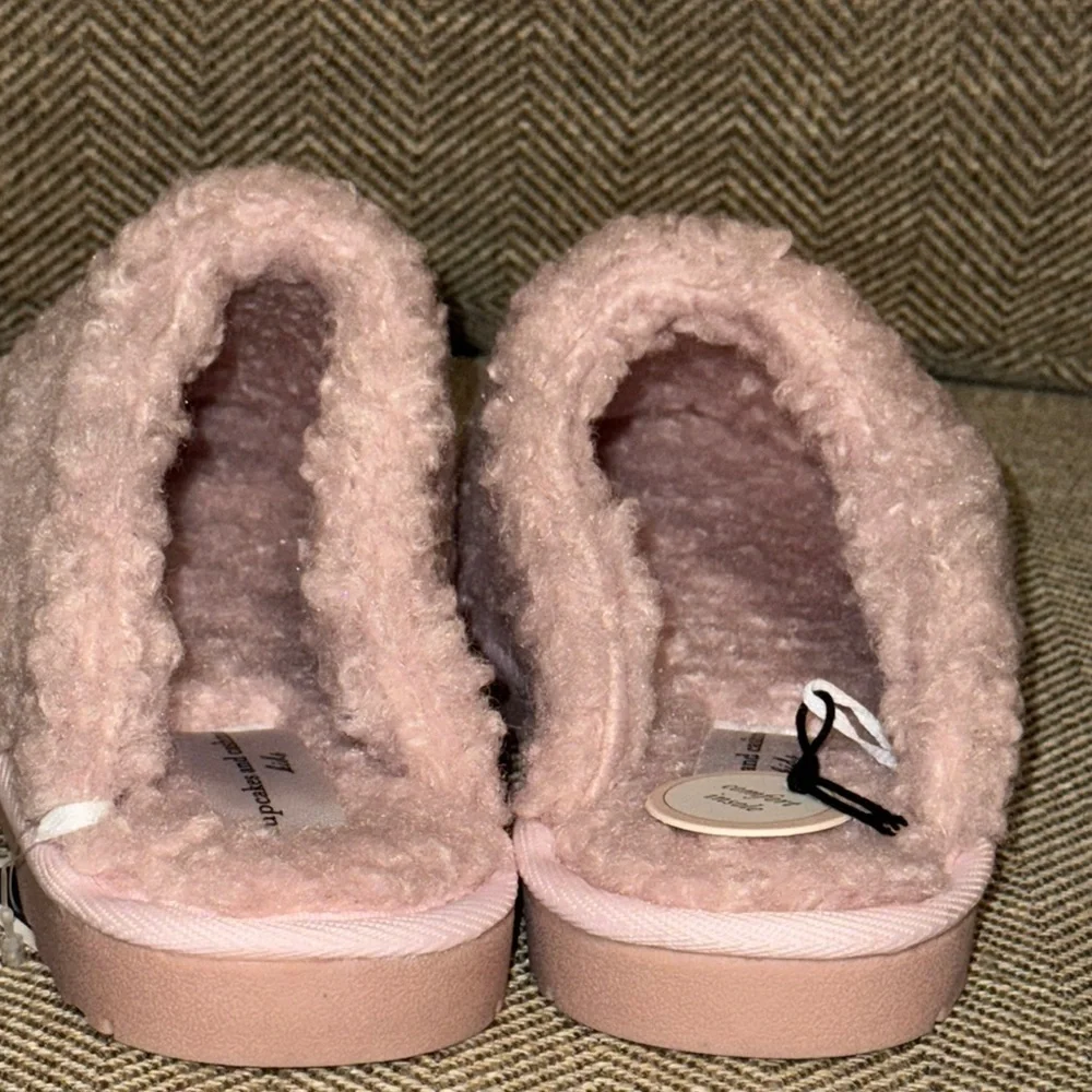 NWT CUPCAKES & CASHMERE KIDS Cozy Pink Slippers Shoes FAUX FUR UPPER (SIZE 3)